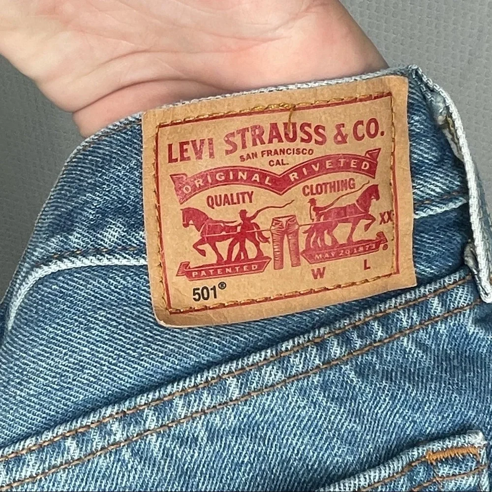 Levi’s 501 Cutoff Denim Shorts High Rise Button Fly Distressed size 32